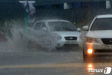 폭우에 잠긴 영일대해수욕장 도로