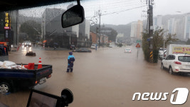 물에 잠긴 차…태풍 북상에 완도읍 침수