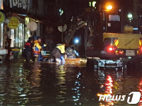 폭우에 잠긴 창포종합시장 도로