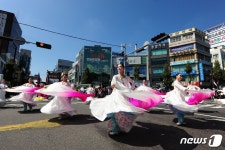 진주 개천예술제 가장행렬 눈길…전국 33개팀·3천여명 참가
