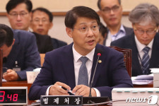 [국감]질의에 답하는 김형연 법제처장