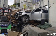 부산서 승용차가 주유소 담벼락 무너뜨리고 지게차 들이받아