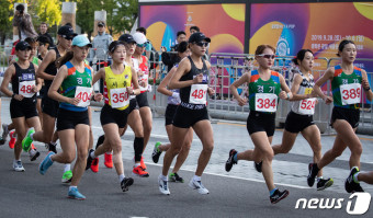 힘차게 달리는 마라톤 선수들