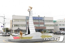 논산시, 강경 버스정류장 준공…강경 상징 조형물도 설치