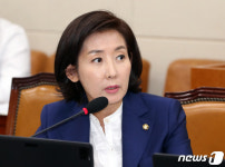 [국감]한국은행 총재에게 질의하는 나경원 의원