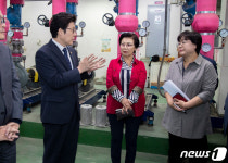 친환경 보일러 시설 살펴보는 조명래 장관