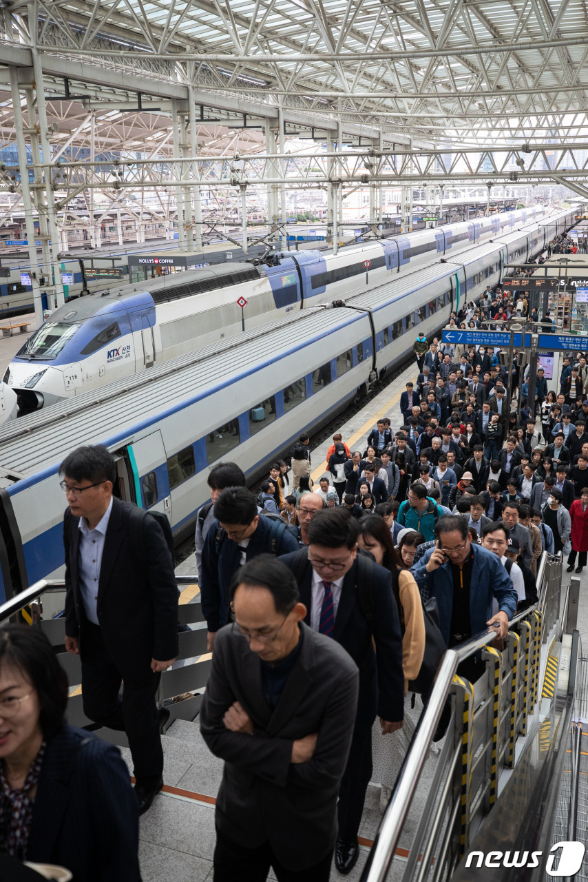 집중호우로 인한 KORAIL 열차 운행 중단, 산사태 우려 확산