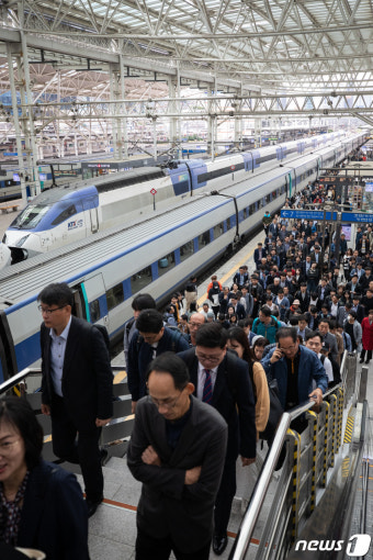 집중호우로 인한 KORAIL 열차 운행 중단, 산사태 우려 확산
