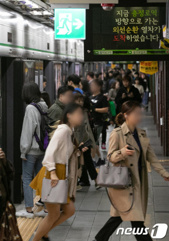 서울 지하철 2호선 신호 장애로 운행지연 '출근길 불편'
