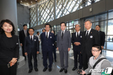 괴산호국원 현충관 둘러보는 이낙연 총리