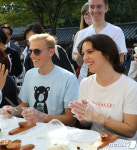 전통떡 만드는 외국인 관광객