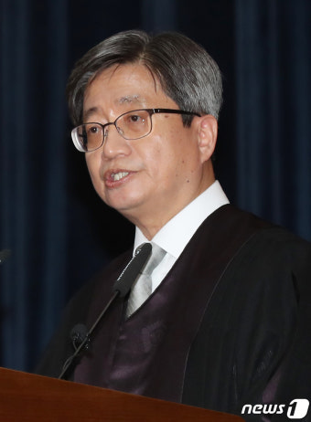 김명수 대법원장 '신임 법관 여러분께'