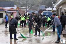 산처럼 덮여있던 토사 걷어낸 마을도로