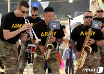 평화의버스킹 공연장서 버스킹 공연하는 미8군 군악대