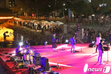 가을밤 산책로에서 음악과 함께