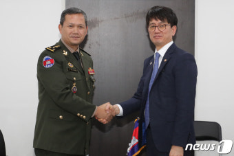 악수나누는 박재민 국방차관