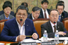[국감]질의에 답하는 김영준 원장
