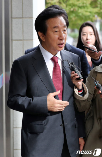 법정 향하며 질문에 답하는 김성태 의원