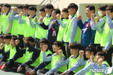 자원봉사자들과 기념촬영하는 백선기 칠곡군수