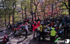 지리산도 식후경…피아골 산장 앞의 등산객들