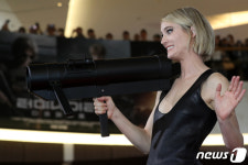 맥켄지 데이비스 한 손에 바주카포 들고