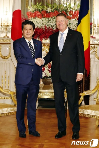 루마니아 대통령과 악수하는 아베