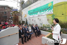 하늘길 초록동행 프로젝트 준공식 축사하는 김수영 구청장