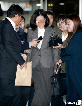 영장실질심사 마치고 호송차로 향하는 정경심 교수