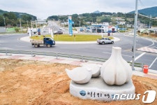 남해마늘 조형물 제자리 찾았다…도마교차로에 이전 설치