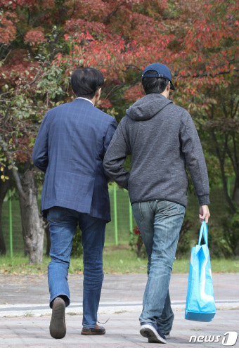 서울구치소 향하는 조국 전 장관
