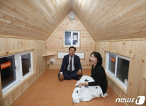이동식 찜질방 구경하는 시민