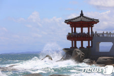 속초 영금정서 20대 남성 숨져…파도에 휩쓸린 것으로 추정