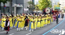 청룡문화제 길을 비키시오