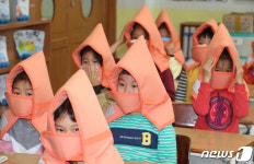 지진 대피훈련하는 상원초등학교 학생들