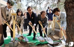 공항고등학교 이전 개교를 기념하며 나무 심어요