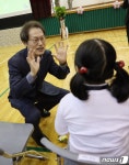 서울도솔학교 학생과 대화 나누는 조희연 교육감