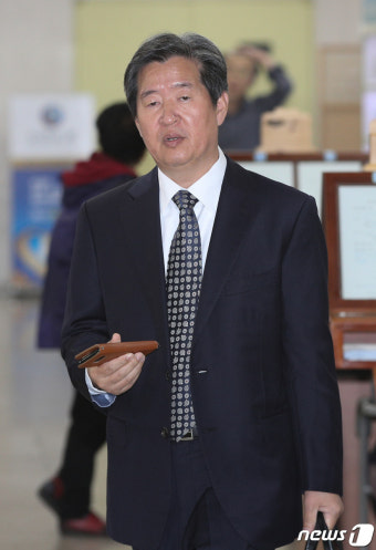 윤학배 전 해수부 차관, 세월호특조위 항소심 출석
