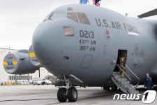 찰스턴 기지서 C17수송기 내리는 멜라니아