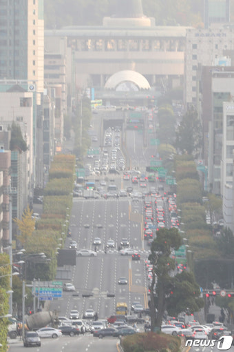 황사에 미세먼지 덮친 도심