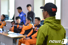 추락 헬기 실종자 가족 모든 장비 인력 다 동원해 달라 눈물 호소