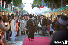 차 없는 이화로에서 열린 시니어 패션쇼