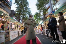 차량 없어진 이화로에 등장한 패션왕