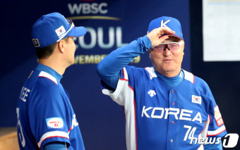 미소 짓는 김경문 감독