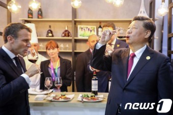 와인 맛보는 시진핑과 마크롱