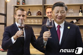 프랑스산 와인 들고 활짝 웃는 시진핑과 마크롱