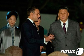 진지하게 대화하는 시진핑과 마크롱