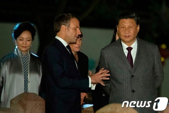 진지하게 대화하는 시진핑과 마크롱