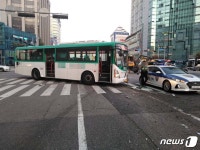수원 갤러리아백화점 앞 도로에서 시내버스 2대 충돌…12명 부상
