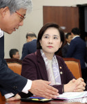 직원과 대화하는 유은혜 부총리