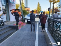 대전 시청역 사거리서 승용차 인도 돌진…인명피해 없어